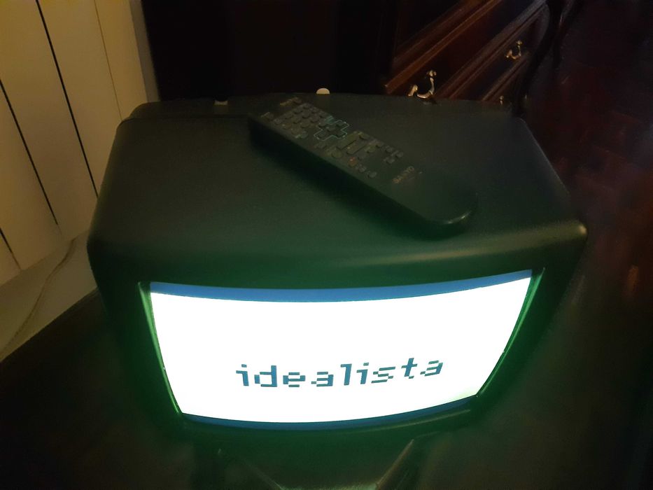 TV Sanyo, cores, com ecran de cerca de 14"+comando