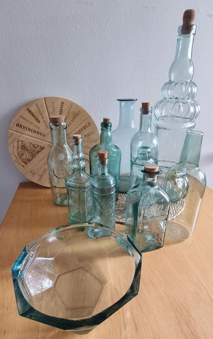 Zestaw ozdobnych butelek zielone szkło vintage