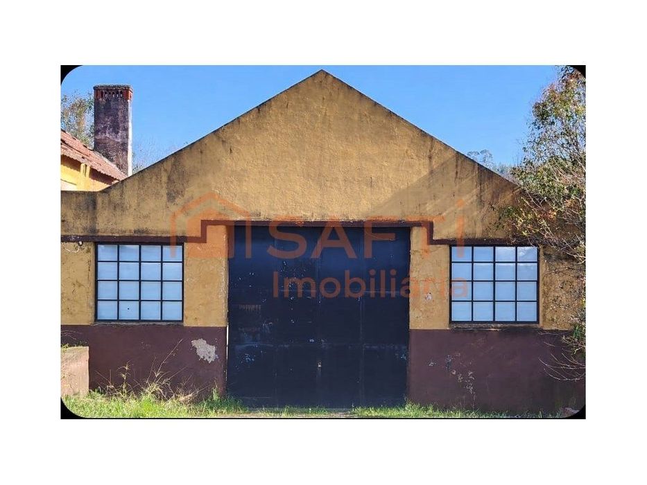 Armazém De Atividade Industrial Com 289 Mt2 No Centro De Alvaiázere.