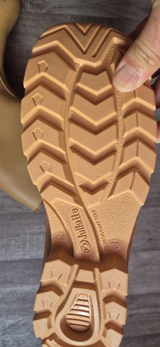 Botas de trabalho novas em couro.