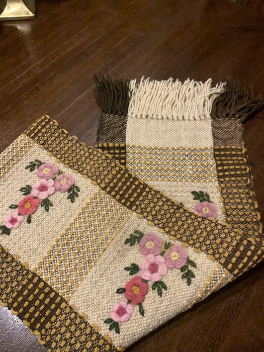 Stary wełniany bieżnik podłużny z frędzlami.