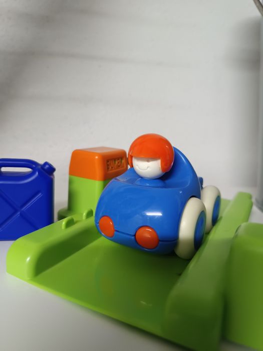 Carro e bomba de gasolina