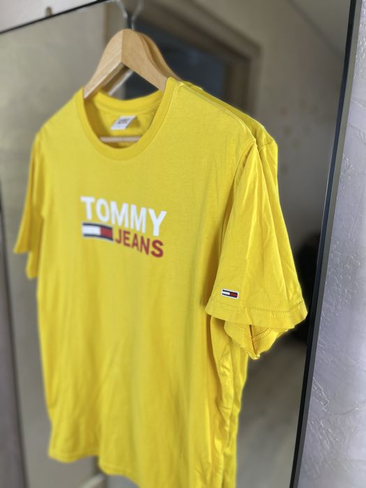 Яскрава футболка Tommy Jeans: сонячний жовтий та преміумлого