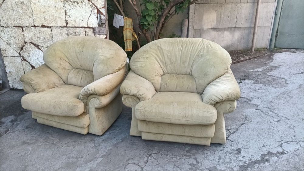 Набір диван і два крісла