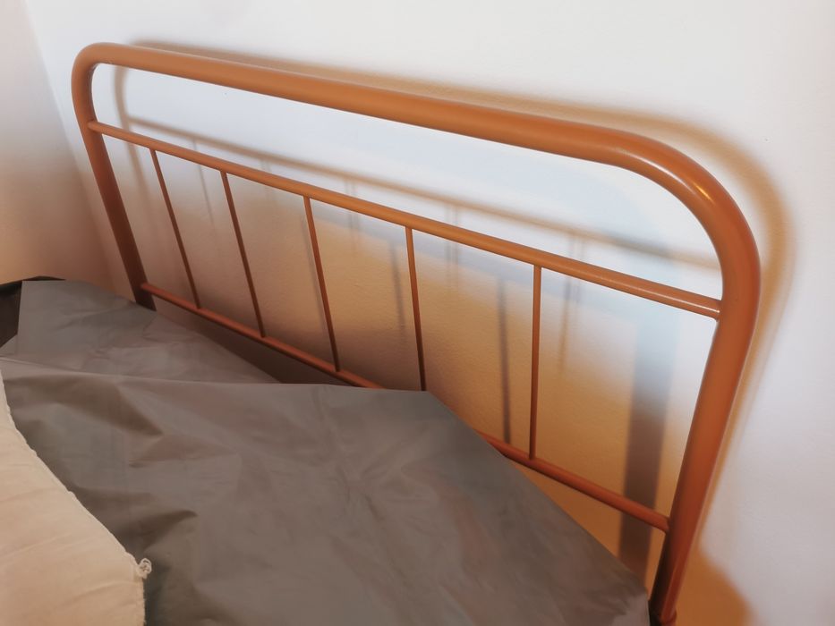 Cama vintage com estrutura em aço