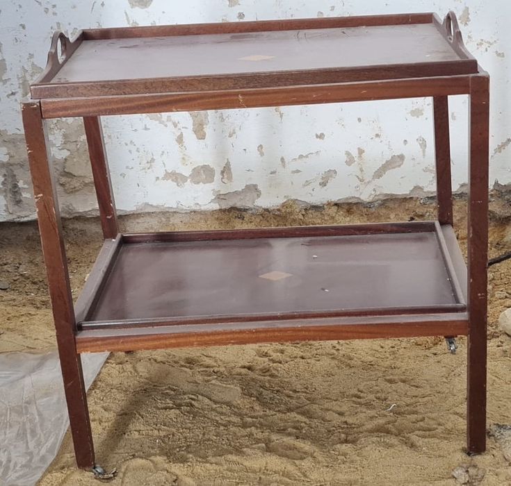 Mesinha de apoio com tabuleiro