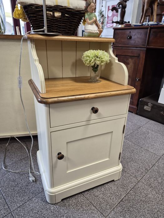 Mesa de cabeceira lacada.