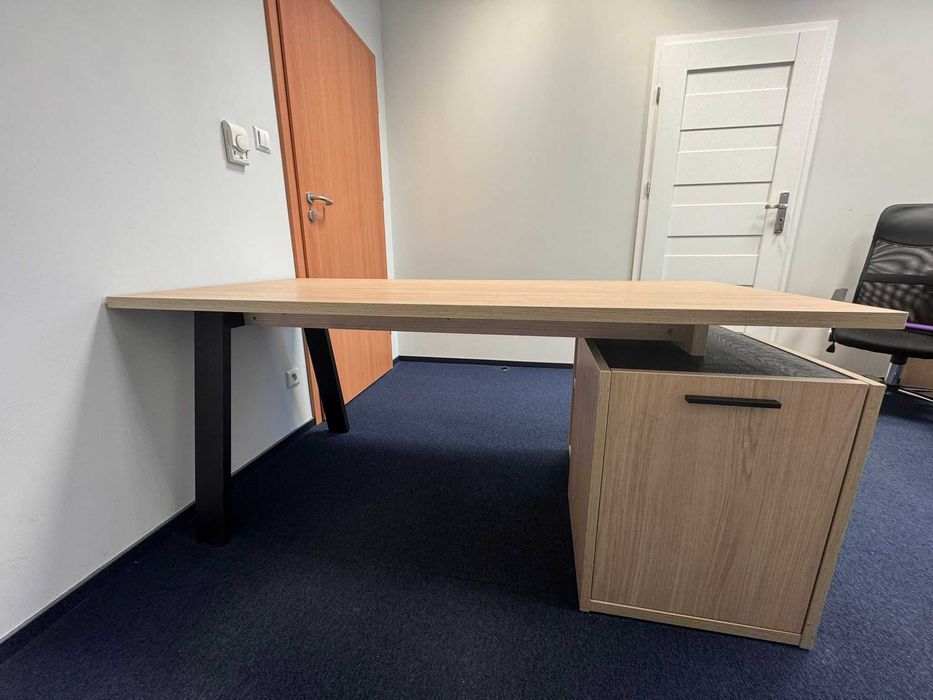 Nowoczesne biurko z szafką i otwartą półką