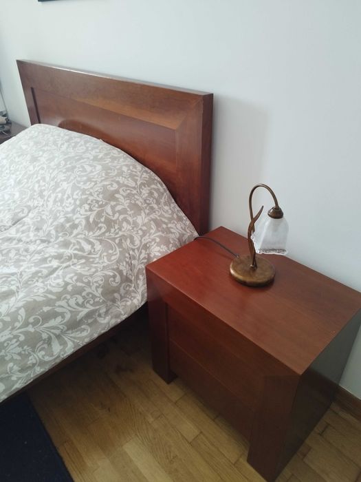 móveis usados de madeira maciça de cerejeira em muito bom estado. O motivo da venda prende-se com a mudança de casa para uma muito mais pequena.nasa