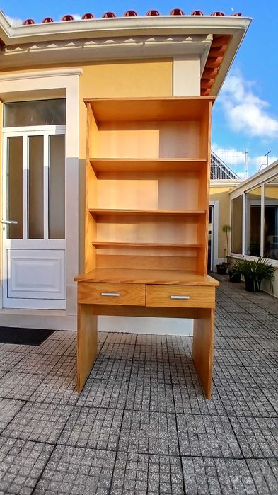 Vendo secretária em pinho maciço.