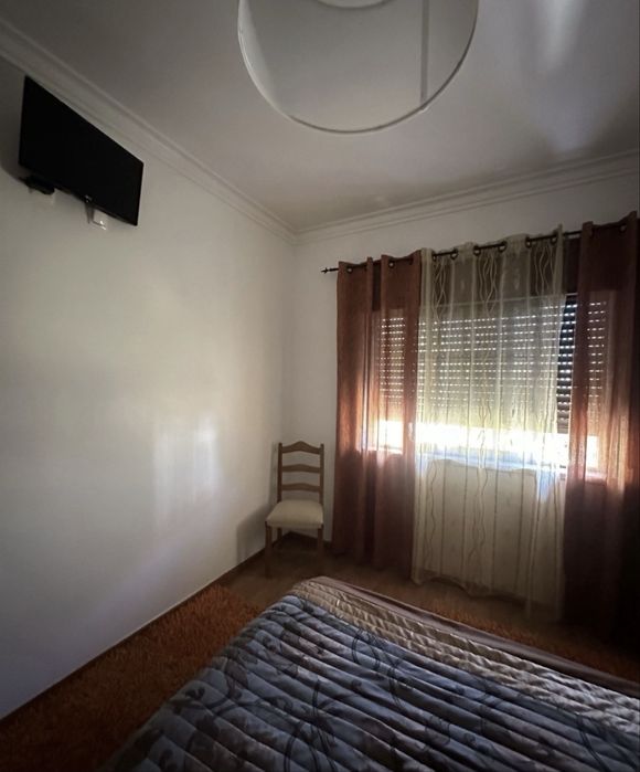 Aluga se quartos em casal de cambra