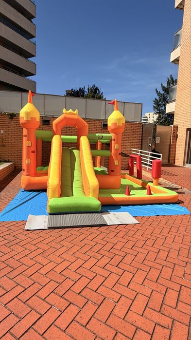 Vendo Insuflável Castelo com Escorrega – Excelente Estado