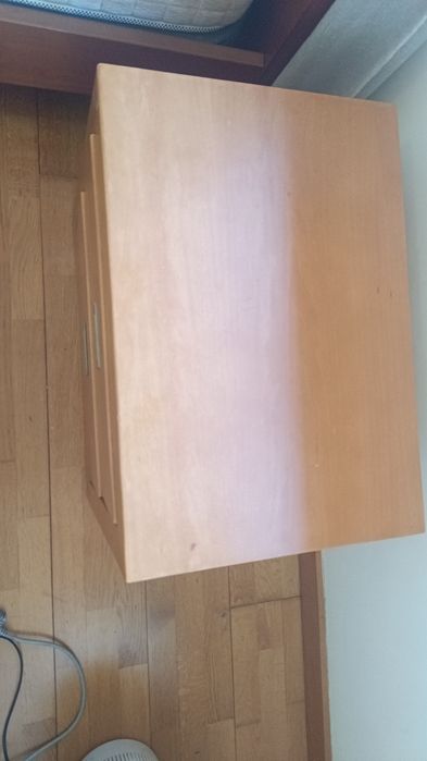Quarto solteiro com cama dupla e mesa cab