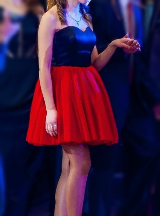 Czerwono-czarna tiulowa rozkloszowana gorsetowa sukienka na studniówkę