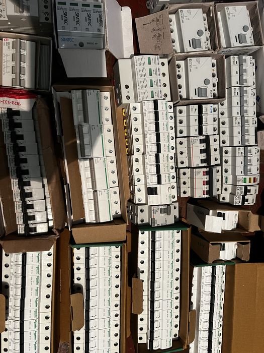 Автомати та кабеля різного розміру………….