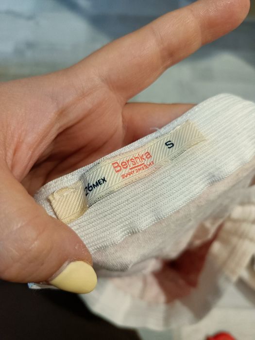 Czerwona dopasowana spódniczka Bershka