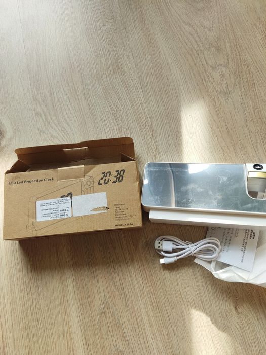 Zegar lustrzany LED z projektorem Budzik ładowany USB