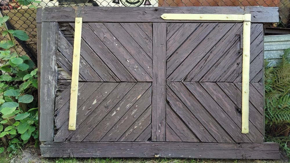 Oddam drzwi garażowe drewniane, brama do komórki stodoły