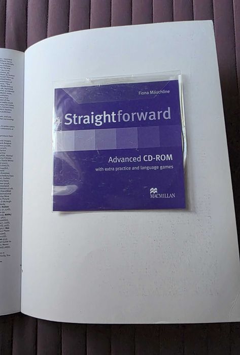 Manual académico + livro de exercícios + CDs "Straightforward" (ING)