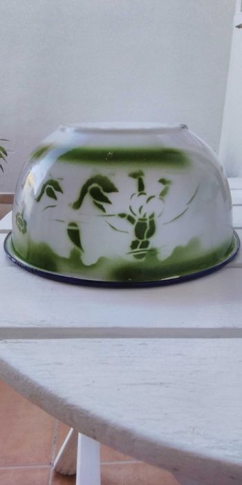 Tigela em esmalte muito antiga