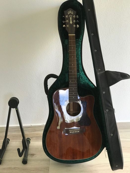 Guitarra nova + estojo + suporte – 850€ negociável