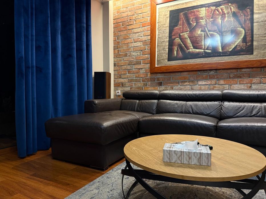 Skórzana kanapaz elektrycznie wysuwanymi siedziskami