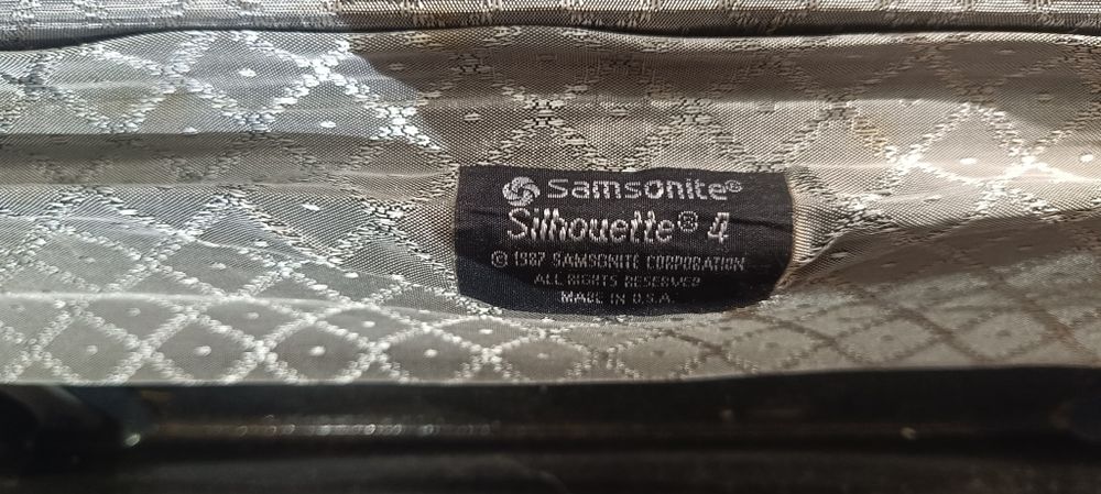 Mala  Samsonite Silhouette 4 apresenta um compartimento interior amplo com revestimento geométrico prateado e divisórias de tecido