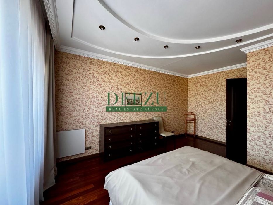 Продаж 3-х кімнатної квартири 140 м2 вул. Іринінська 5/24