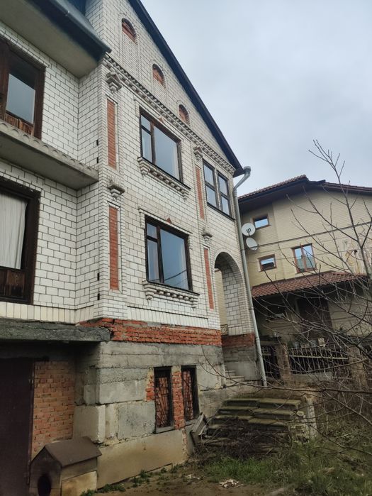 Будинок, господські приміщення, ставок свій