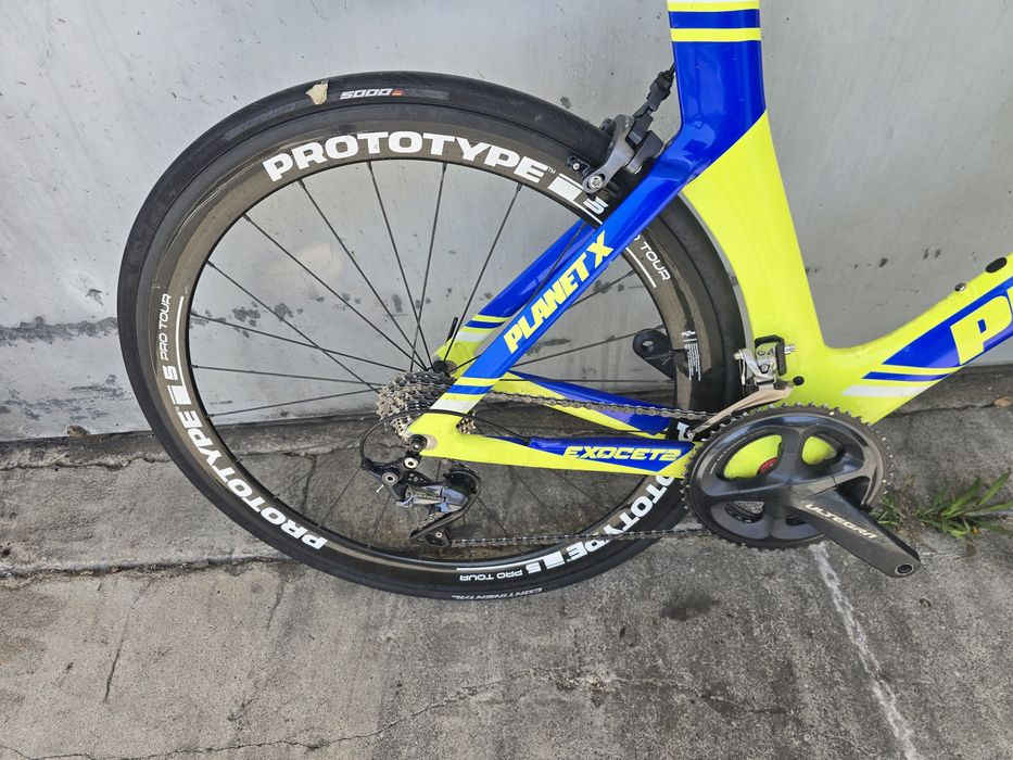 Bicicleta de tt com rodas de carbono