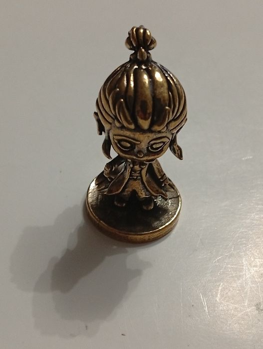 Figurka metalowa mosiądz elf wysokość 4 cm długość 2 cm .