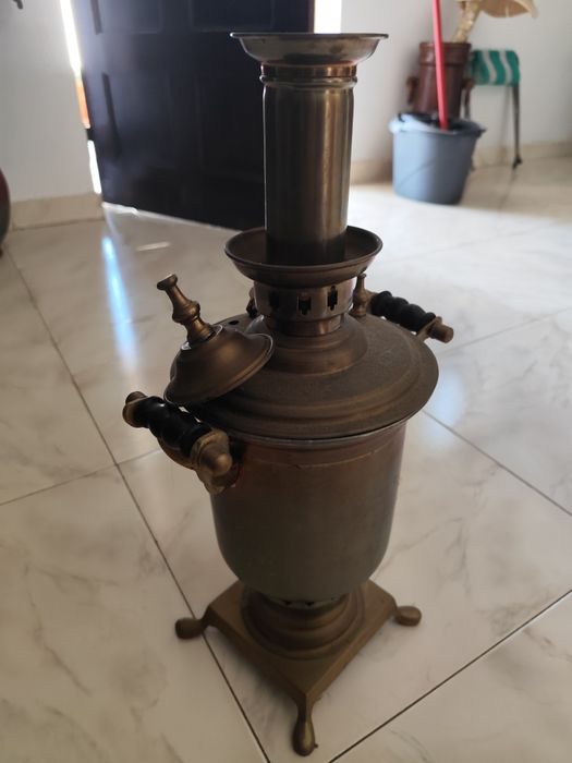 Aparelho de chá árabe, não está limpo,mas há pessoas que gostam assim