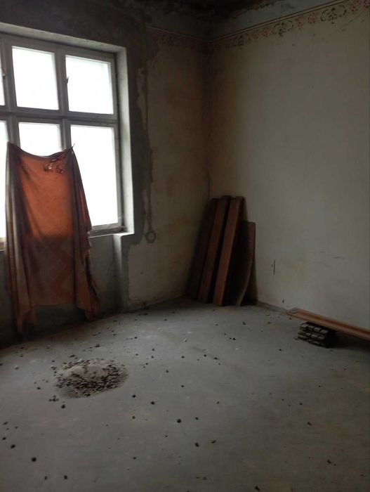 Продається трикімнатна квартира поблизу центру.