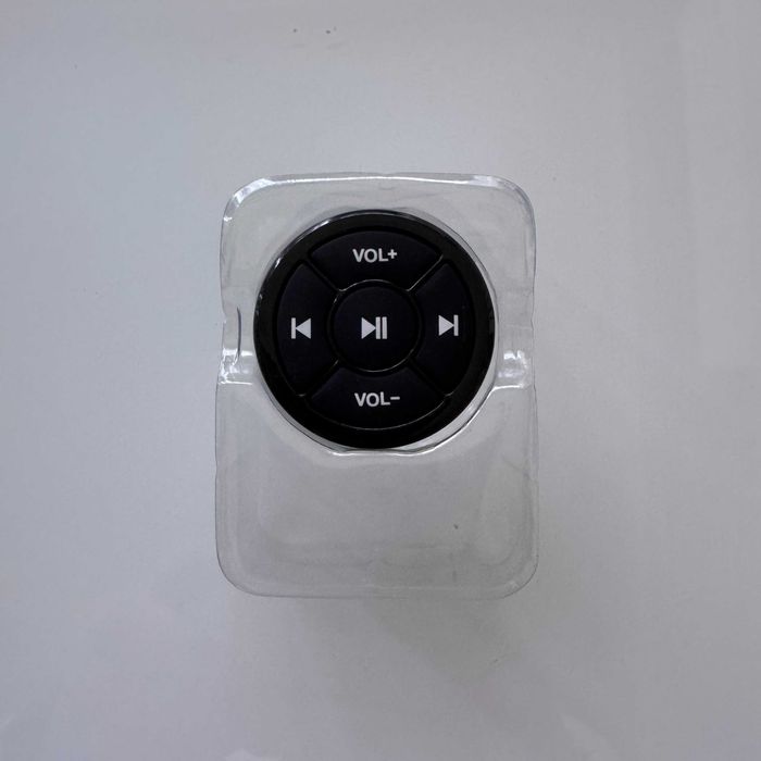 Пульт управління музикою для автомобіля на кермо.