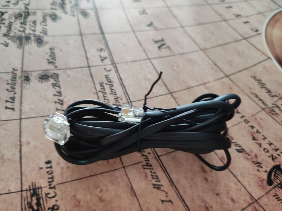 Телефонные провода 2по 2м  и телефонный разветвитель.