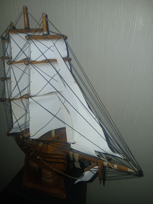 Продам модель парусника