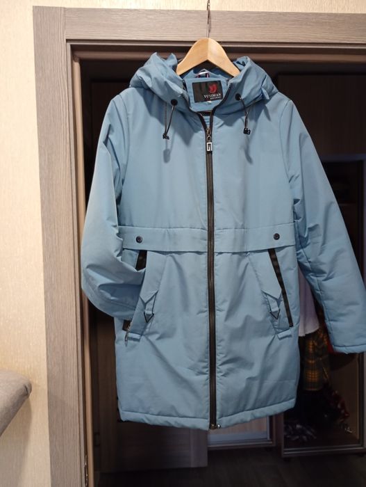 Женская куртка голубого цвета. Сезон весна, осень.