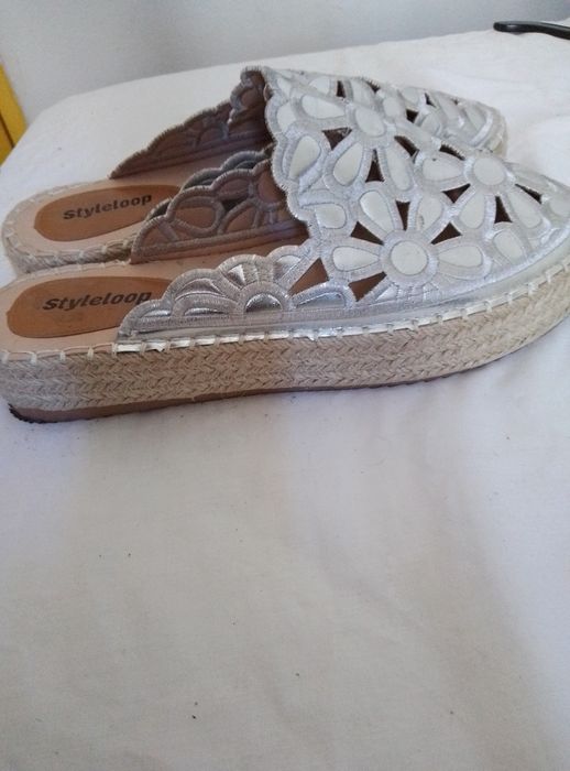 Alpargatas Mules Styleloop Douradas com Padrão Floral Recortado