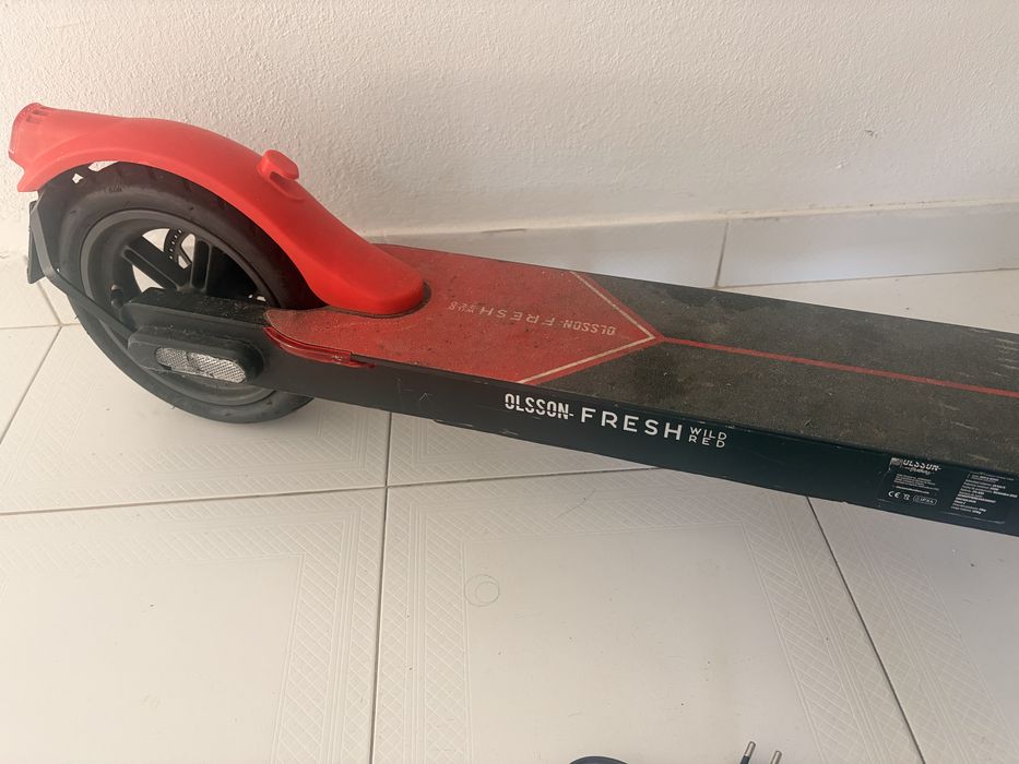 Trotinete Elétrica (para reparação) [OLSSON- fresh wild red] + Carregador semi-Novo
