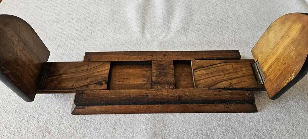 Apoio de livros antigo com embutidos em cobre