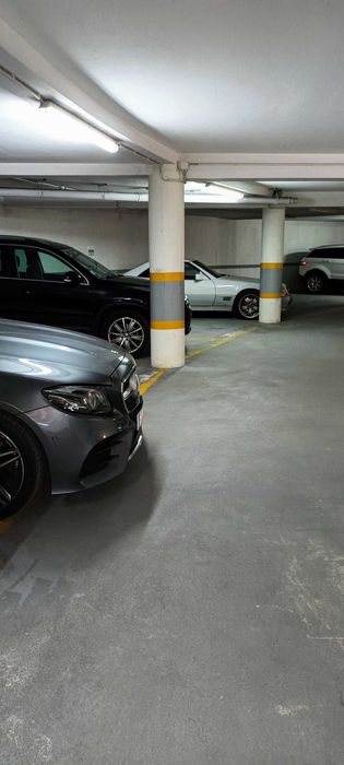 Lugar Garagem em Prédio junto Aeroporto Sá Carneiro.