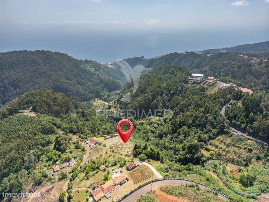 Terreno com palheiro vista mar e montanha no Santo da Serra