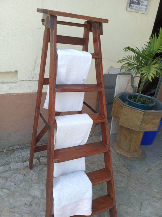 Escadote em madeira maciça