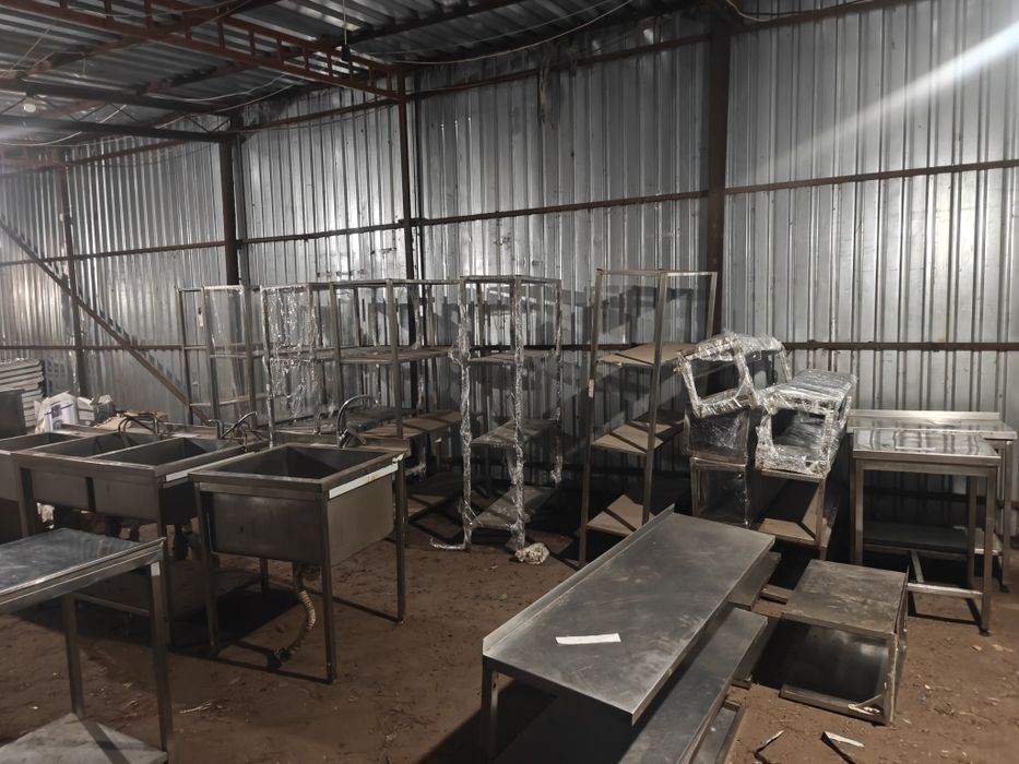 Стеллажи, столы, мойки, вытяжки,полки из нержавейки, тестомес, холодил