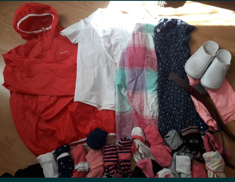 Paka ~30szt 134-140 koszulki bluzy spodnie kurtka sukienka klapki