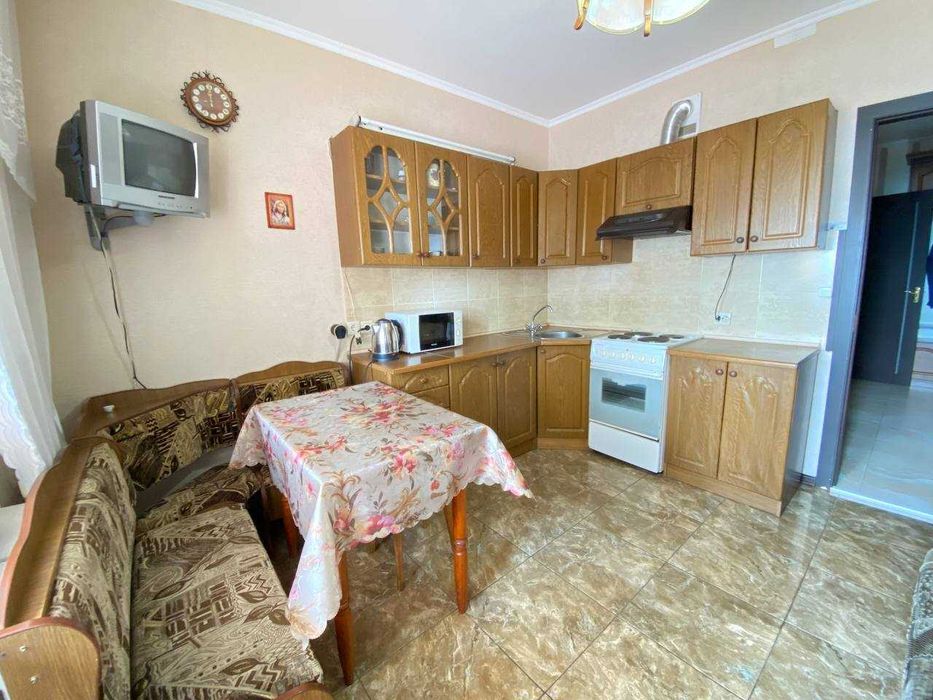 Простора 1-к  45 м²  біля метро Харківська/Позняки. Вишняківська,3