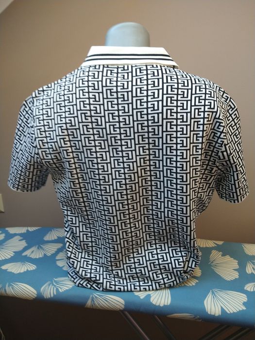 Fajny sweterek polo robiony na Balmain