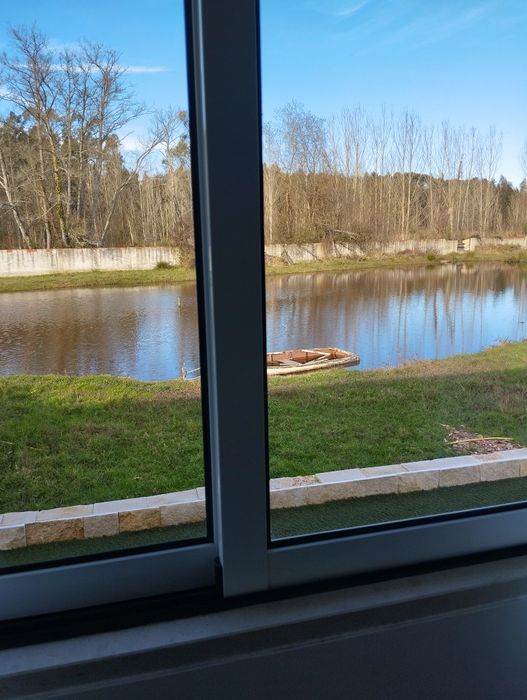 Alugo quarto , com acesso independente.