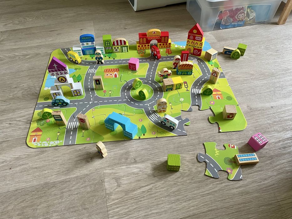 Drewniane miasto – zestaw klocków + puzzle z drogami