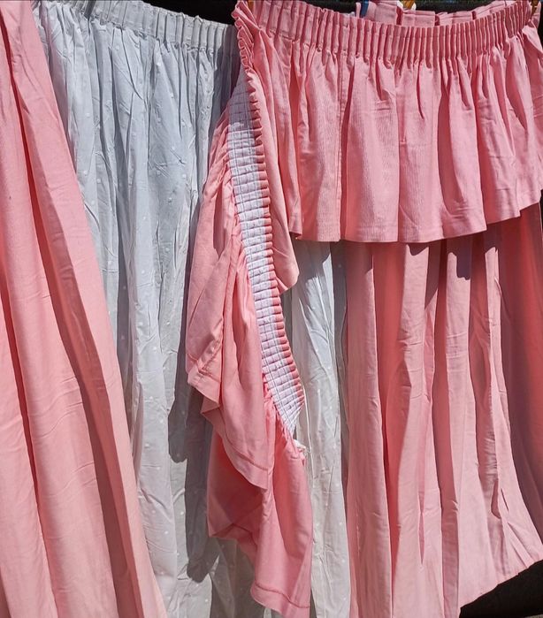 Cortinas curtas em cambraia branca bordada às bolinhas mais reposteiro